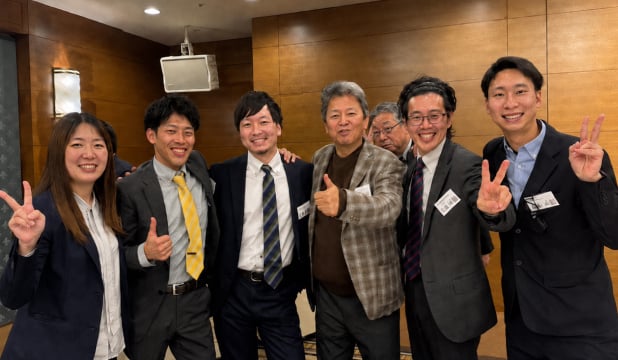 受講生や講師が交流する様子