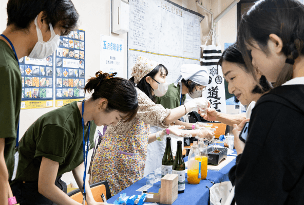 地域産品のブースで来場者と交流する様子